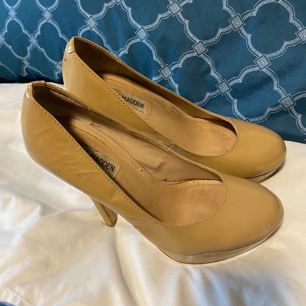 Tan pumps - Picture 2 of 3